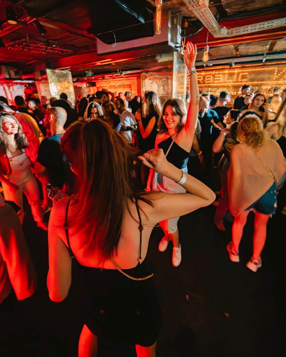 mai multi tineri petrec și danseaza in clubul interbelic cocktail bar din Bucuresti