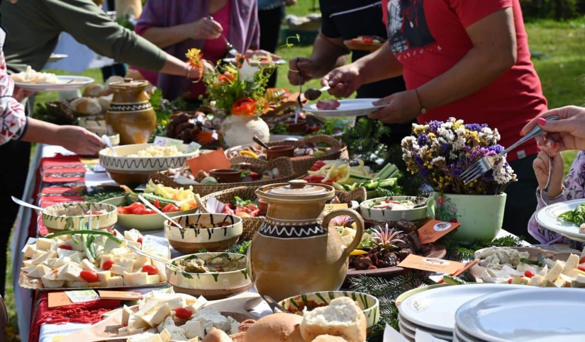 masa plina cu bucate traditionale la ecobrunch in Tinutul Zimbrului, unul din locul unde se organizează târguri gastronomice de toamnă