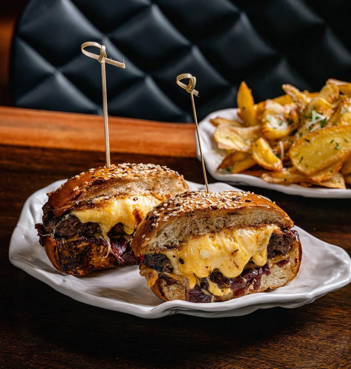 Vacamuuu Burger: the king of Black Angus, crowned with caramelized onions and a Cheddar avalanche. Steakhouse în București