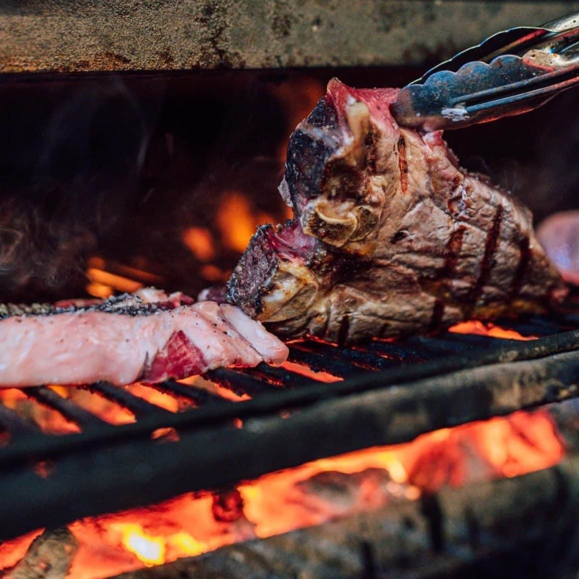 steak de vită pregătit la foc deschis, la jar, la Osho Primăverii. Steakhouse în București
