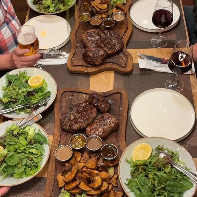 platouri cu ncarne de vita, sosuri si cartofi la Red Angus steakhouse în București