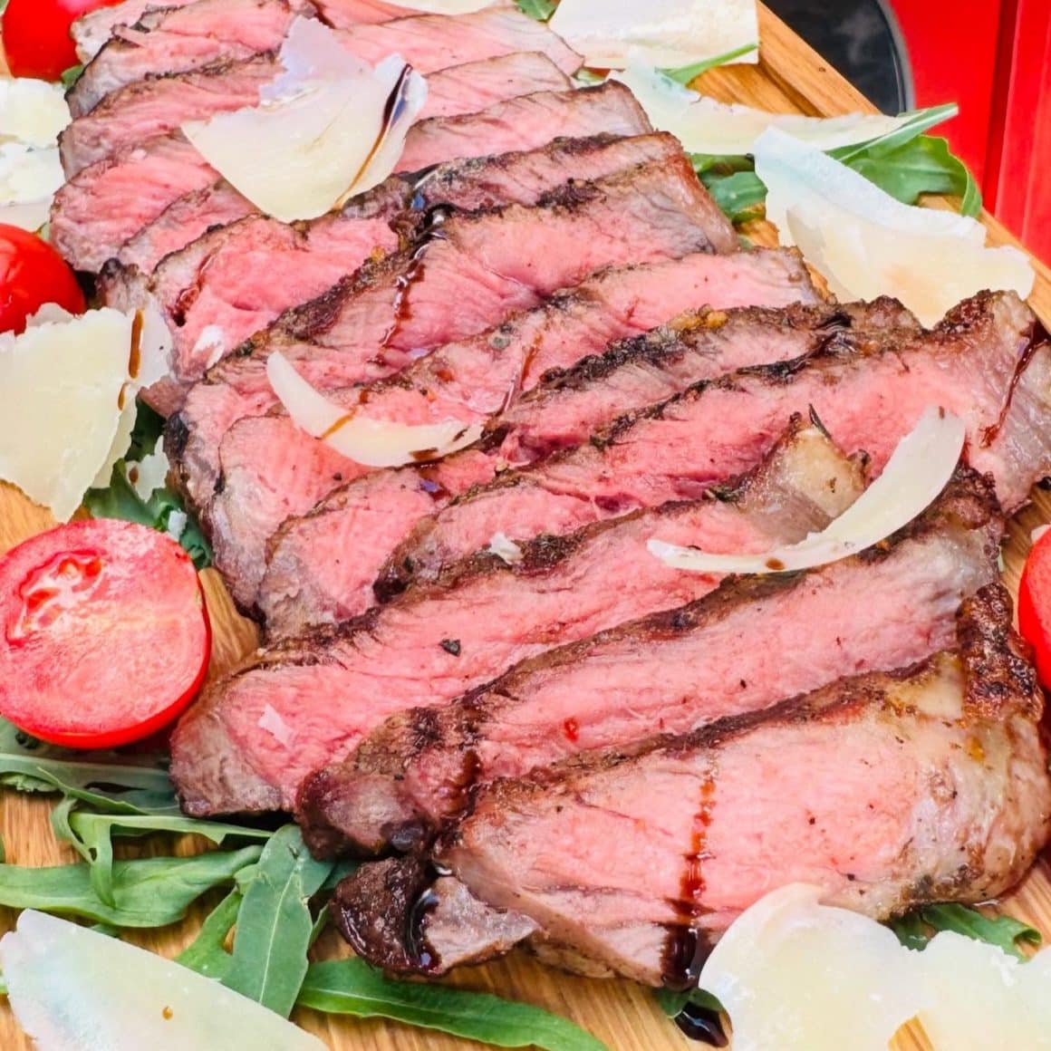 Vită de Charrúa. Fragedă, feliată fin, cu o atingere verde, rosii cherry și parmezan.