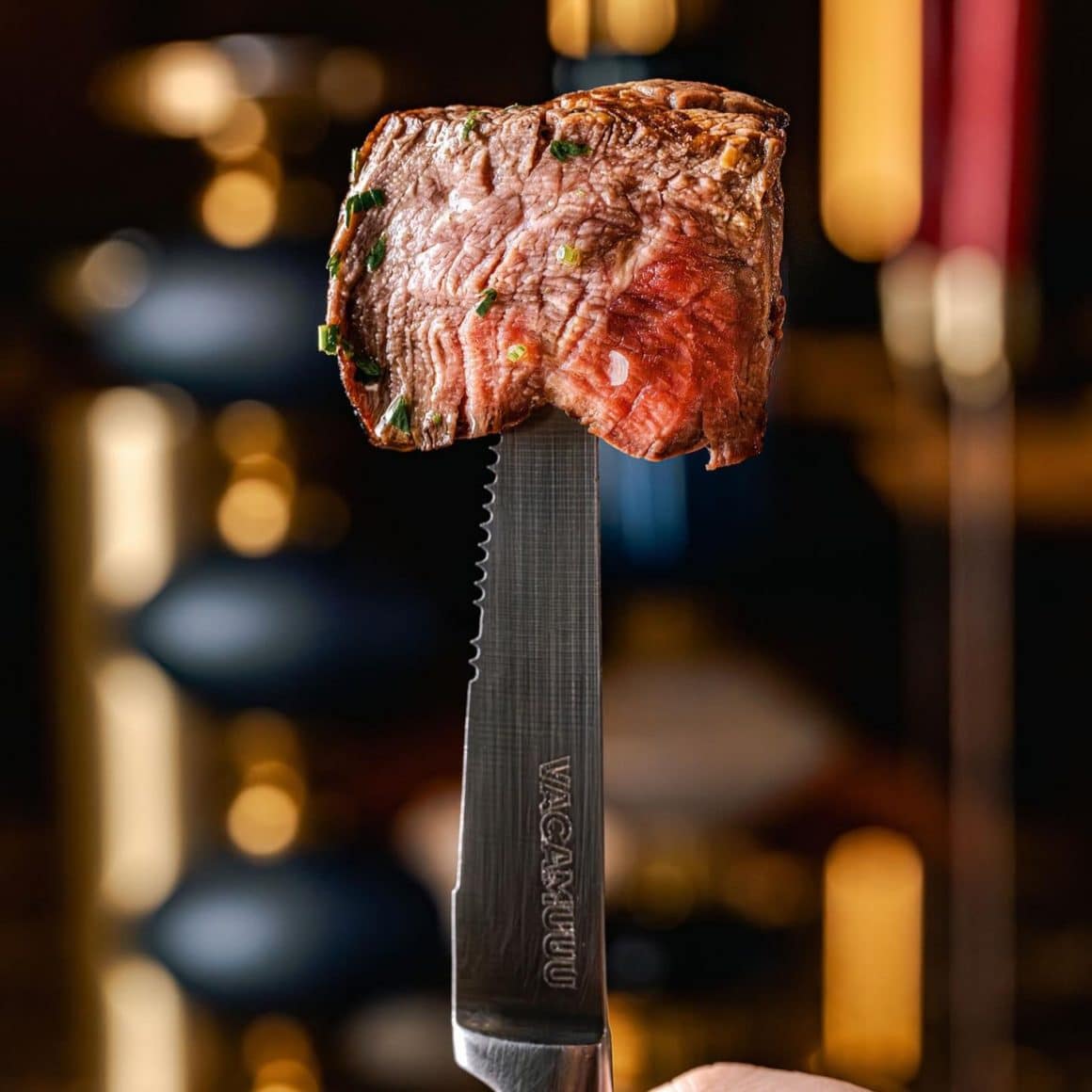 Carne fragedă de vită, gătită medium rare, servită simplu și direct – esența experienței VacaMuuu. Steakhouse în București