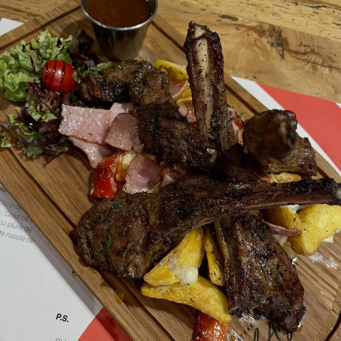 Haiduc Urban. Cotlete fragede, cartofi cu rozmarin, bacon și Blue Cheese. Nu-i doar mâncare, e semnătura ta de haiduc modern. La steakhouse în București Red ANgust Steakhouse