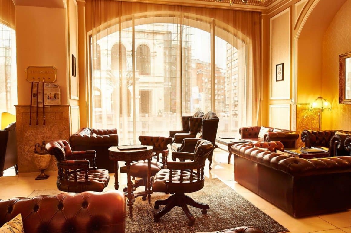 interiorul sobru și elegant al unui salon cu mobilier de piele și draperii transparente. Experiențe gastronomice inedite