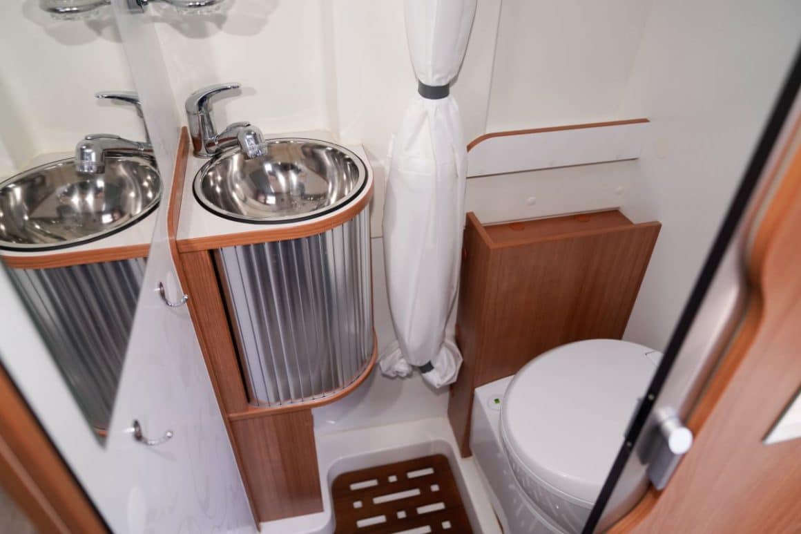baia dintr-o autorulotă, cu chiuveta de inox și vas de toaletă