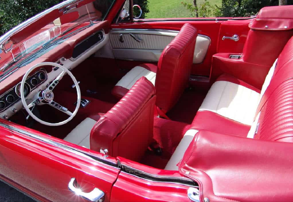 interiorul de piele al unui ford mustang clasic