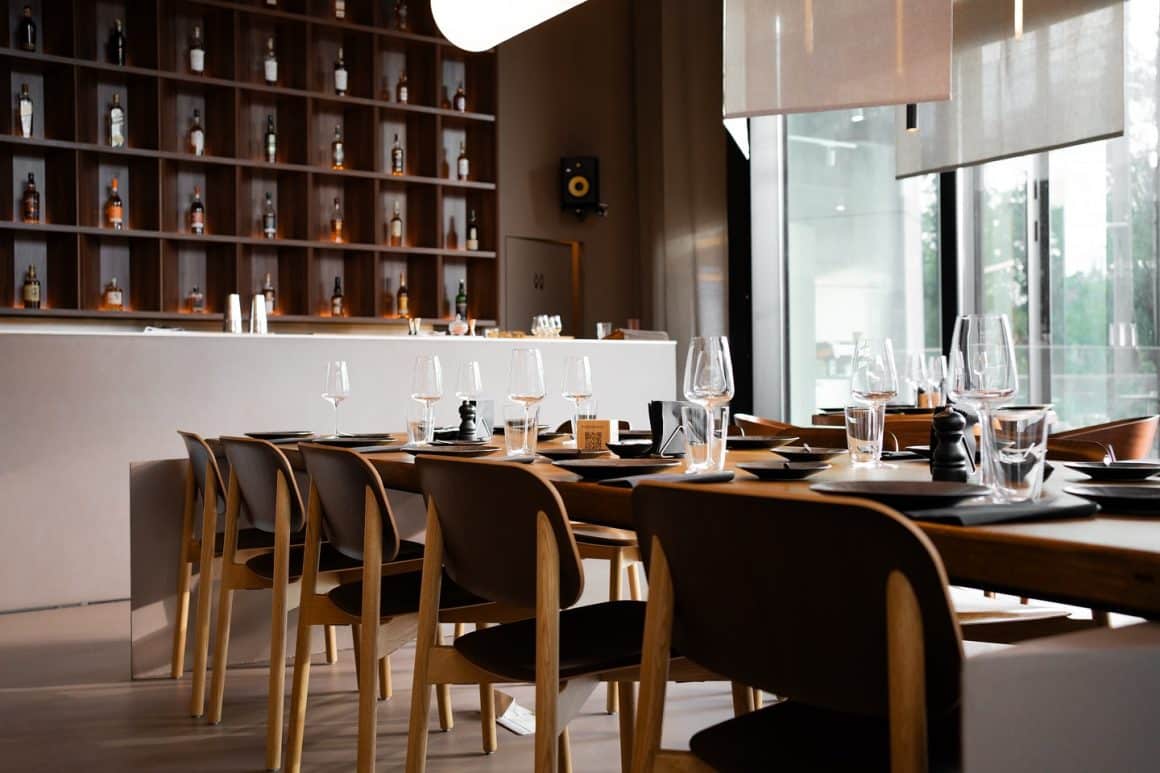 Rafturi întregi de whisky rare și un bar care arată impecabil – exact genul de detaliu care ridică experiența la BASM.