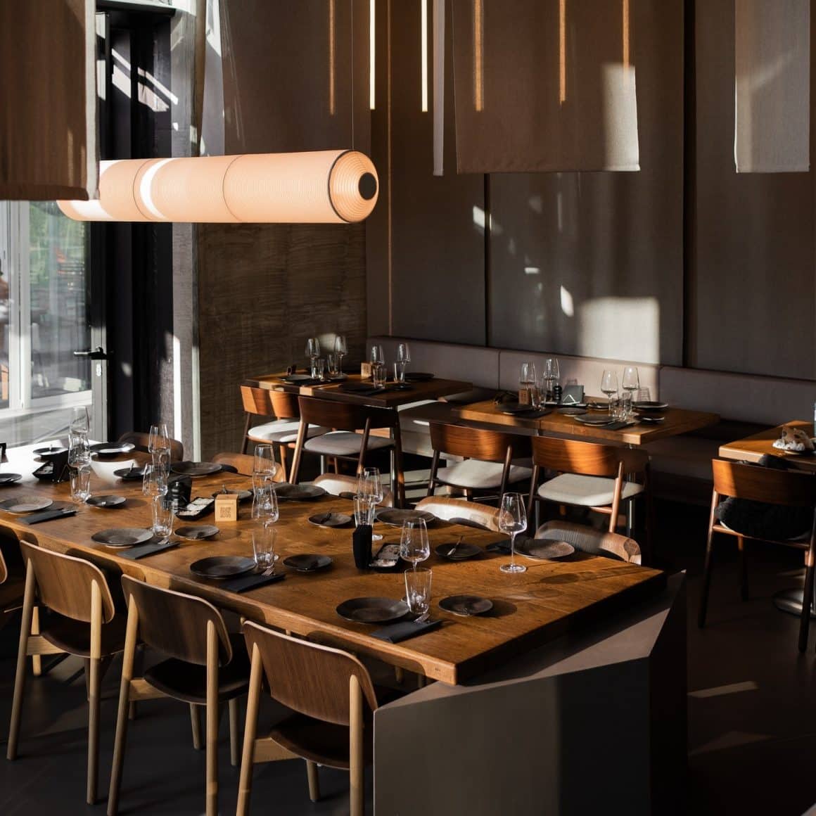 Atmosfera minimalistă și elegantă transformă BASM într-un steakhouse în București unde vii și pentru vibe, nu doar pentru carne