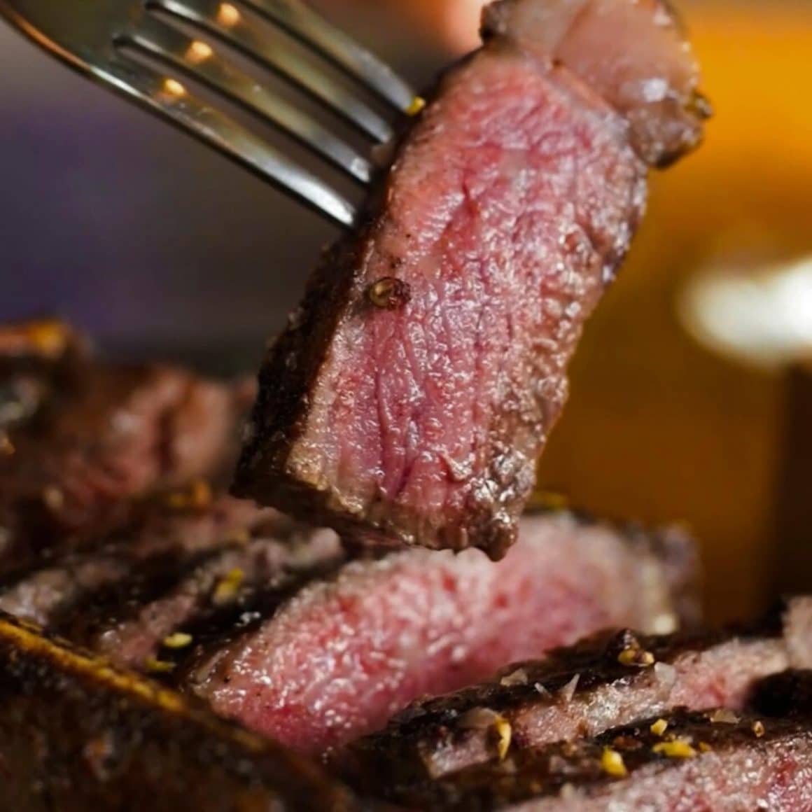 Steak gătit la perfecțiune, fraged și plin de aromă – genul de detaliu care face din BASM un steakhouse în București de top.