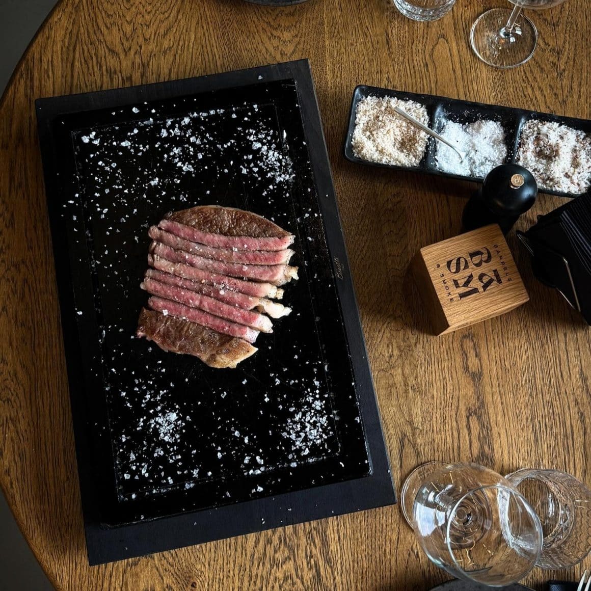 Carne premium, servită simplu și spectaculos. Când fiecare fel devine o experiență.