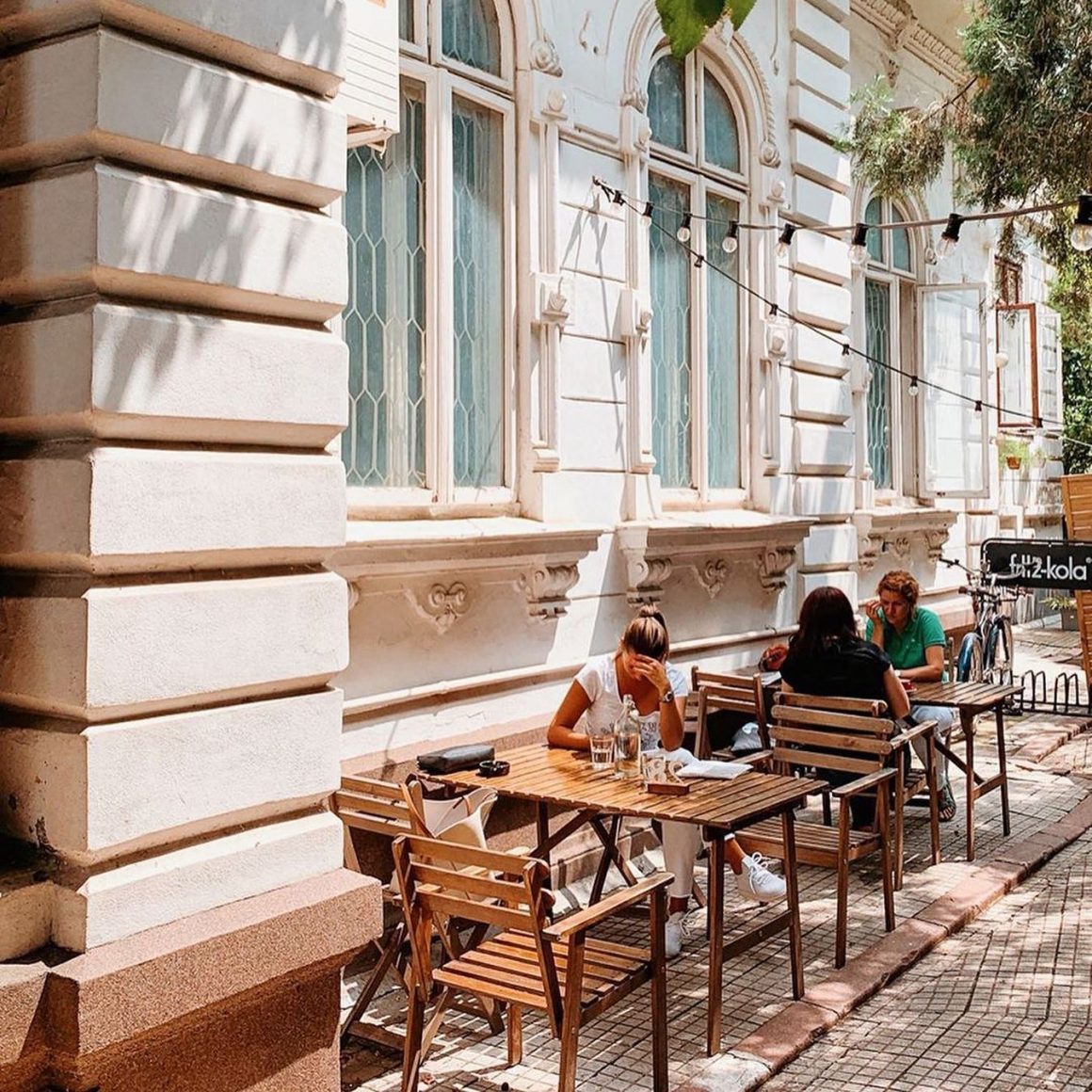 mese pe terasa la Coftale, cafenea de specialitate amplasata intr-o casa boiereasca din București