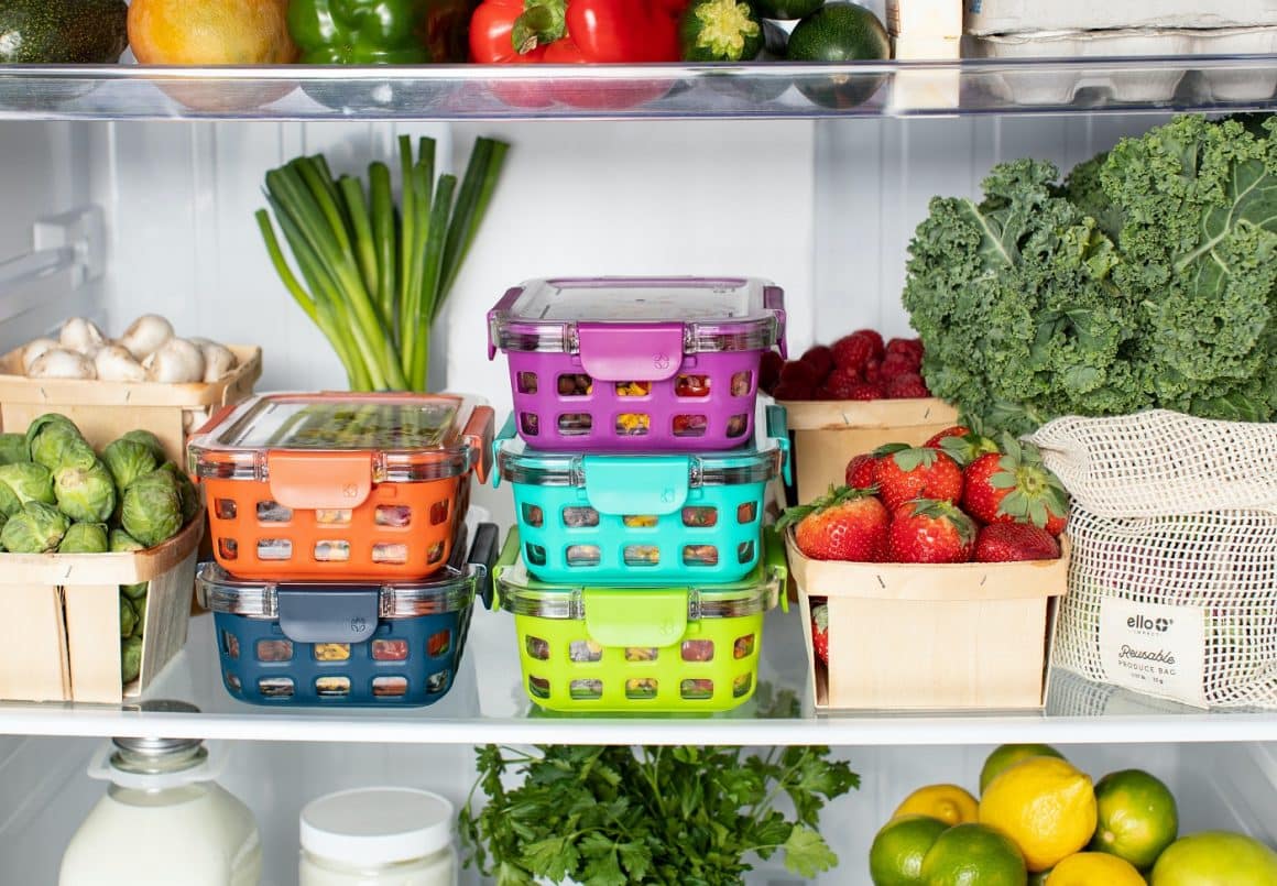 mai multe caserole cu mancare, fructe si legume asezate pe un raft din frigider. Cum să depozitezi mâncarea