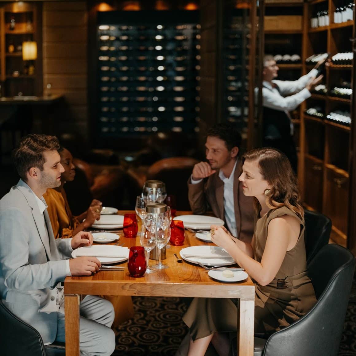 Atmosferă elegantă și selecție de vinuri la JW Steakhouse, steakhouse în București.