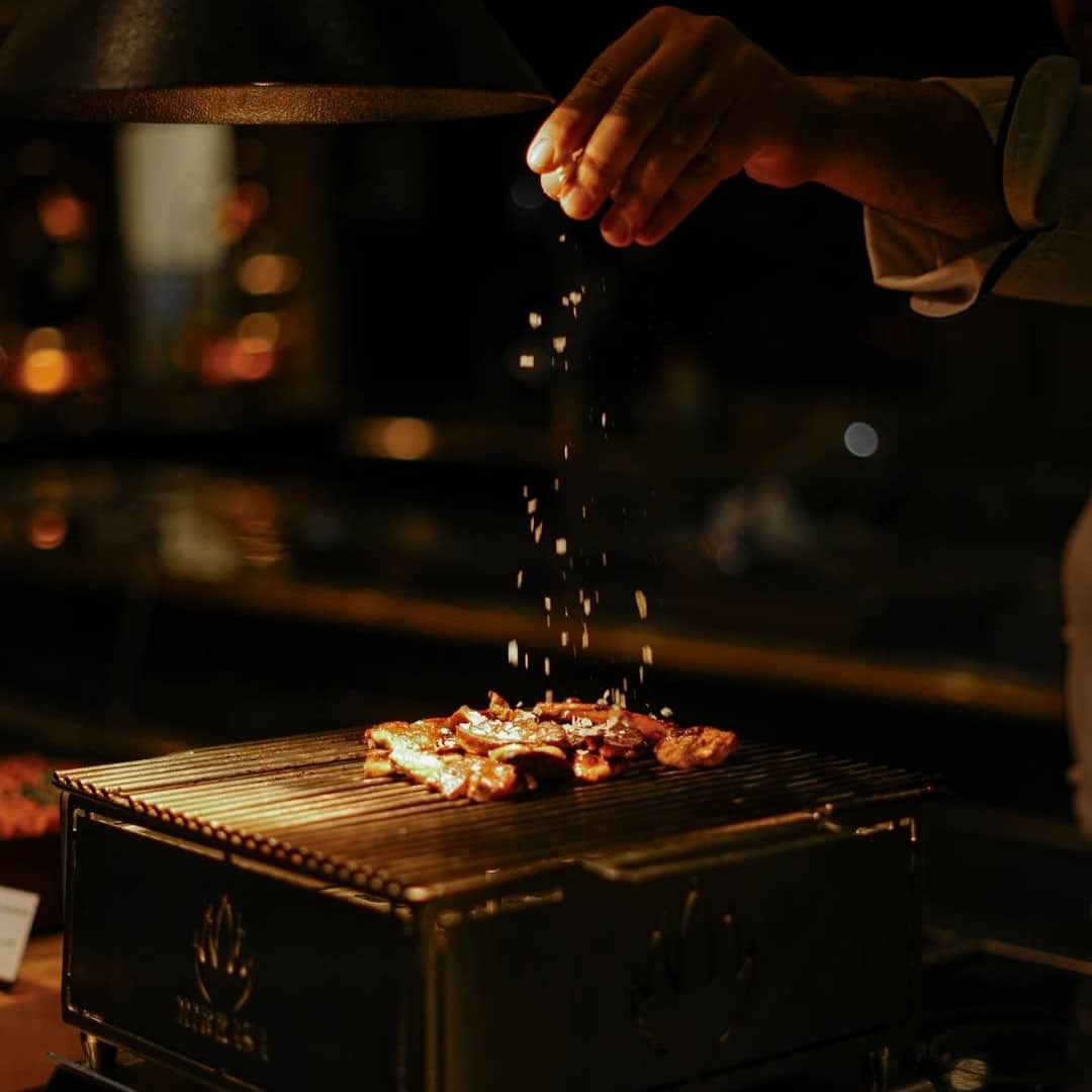 Grătar încins și arome intense la JW Steakhouse, steakhouse în București.