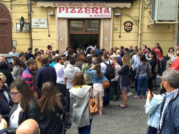 oameni al rand in fata restaurantului L'Antica Pizzeria da Michele din Napoli, una din destinații europene perfecte de vizitat toamna