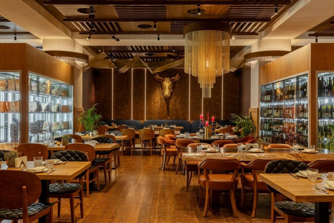 Spațiu elegant și modern, vitrine cu carne maturată și o atmosferă gândită pentru iubitorii de steak adevărat. la VacaMuuu București