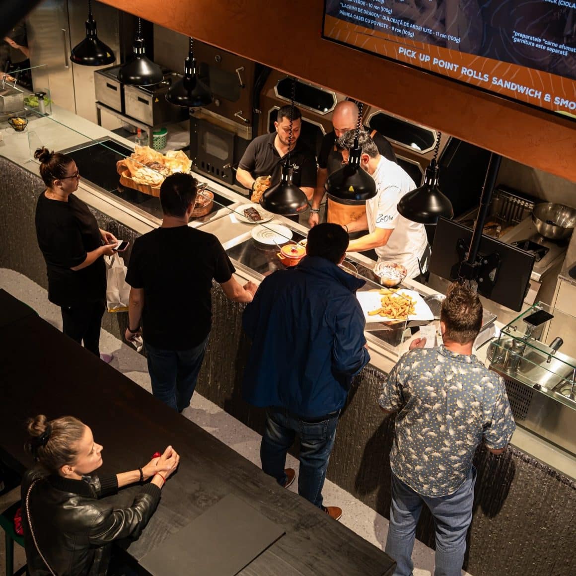 Bucătărie deschisă și vibe urban la Zmoke – locul unde vezi tot procesul, de la smoker până în farfurie.