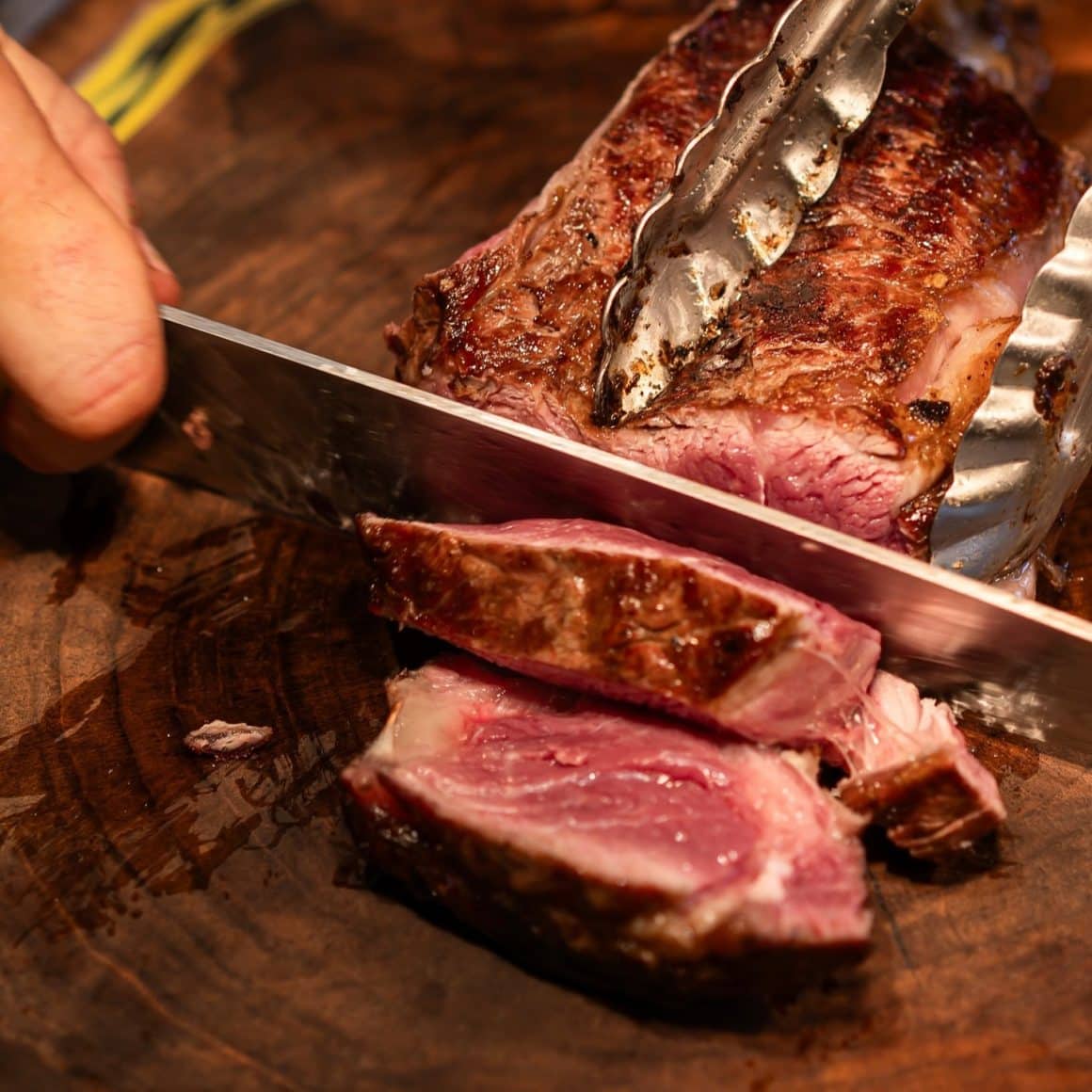 Friptură gătită încet, suculentă și fragedă – genul de experiență pe care un steakhouse în București o duce la nivel premium.