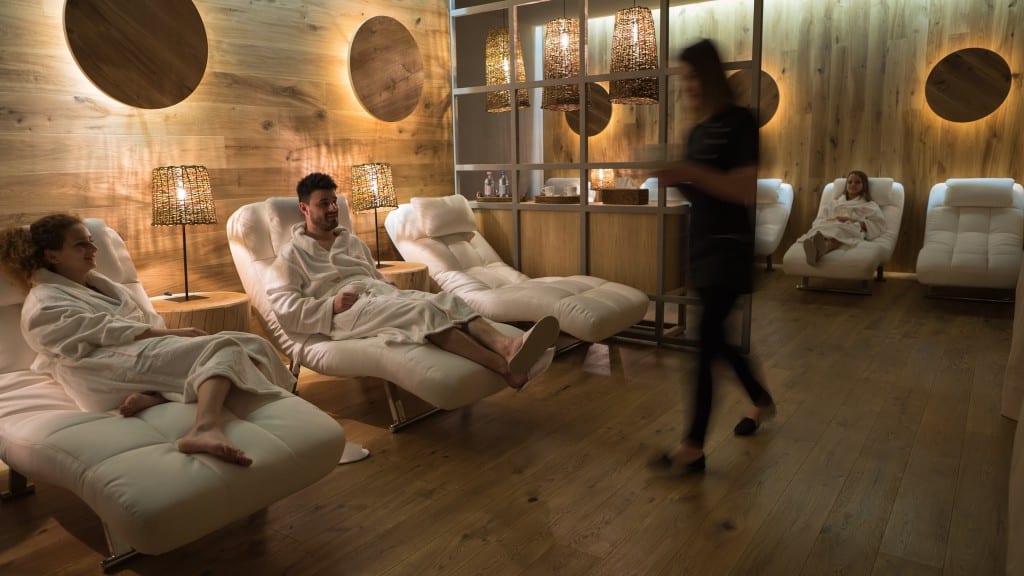 mai multi clienti ai unei locații spa din România se relaxează pe chezlongurile de la interior. Balvanyos Resort, Grand Santerra Spa