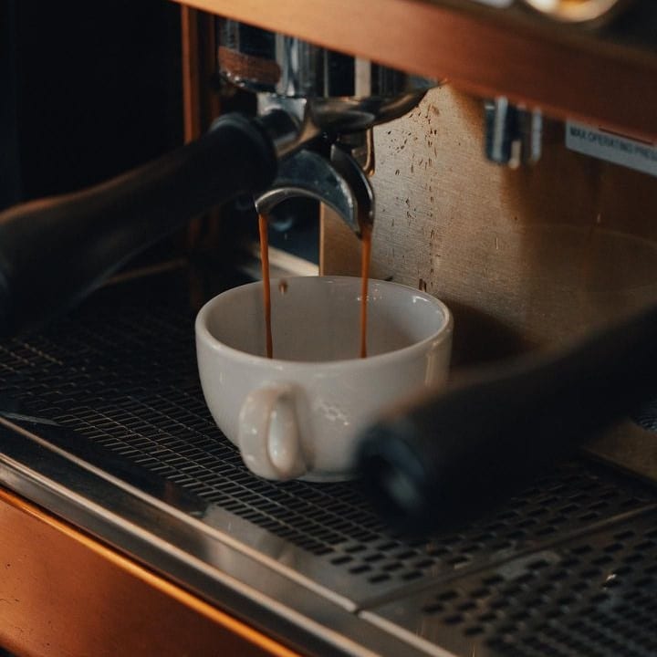 ceasca in care curge cafea de la espressor