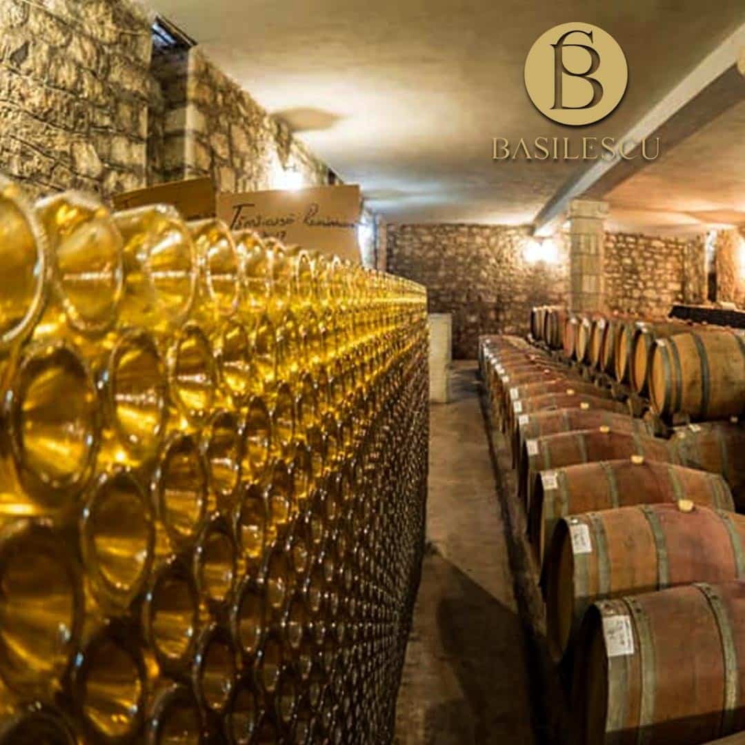camera de maturare a vinului cu mai multe butoaie de vin și o stivă lungă de sticle de vin alb