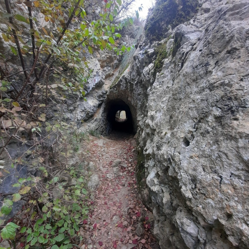 Trasee de munte: la tunele, cheile Nerei