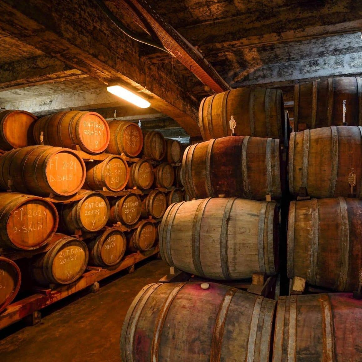 camera de maturare a vinului cu mai multe butoaie de vin asezate unul peste celalalt