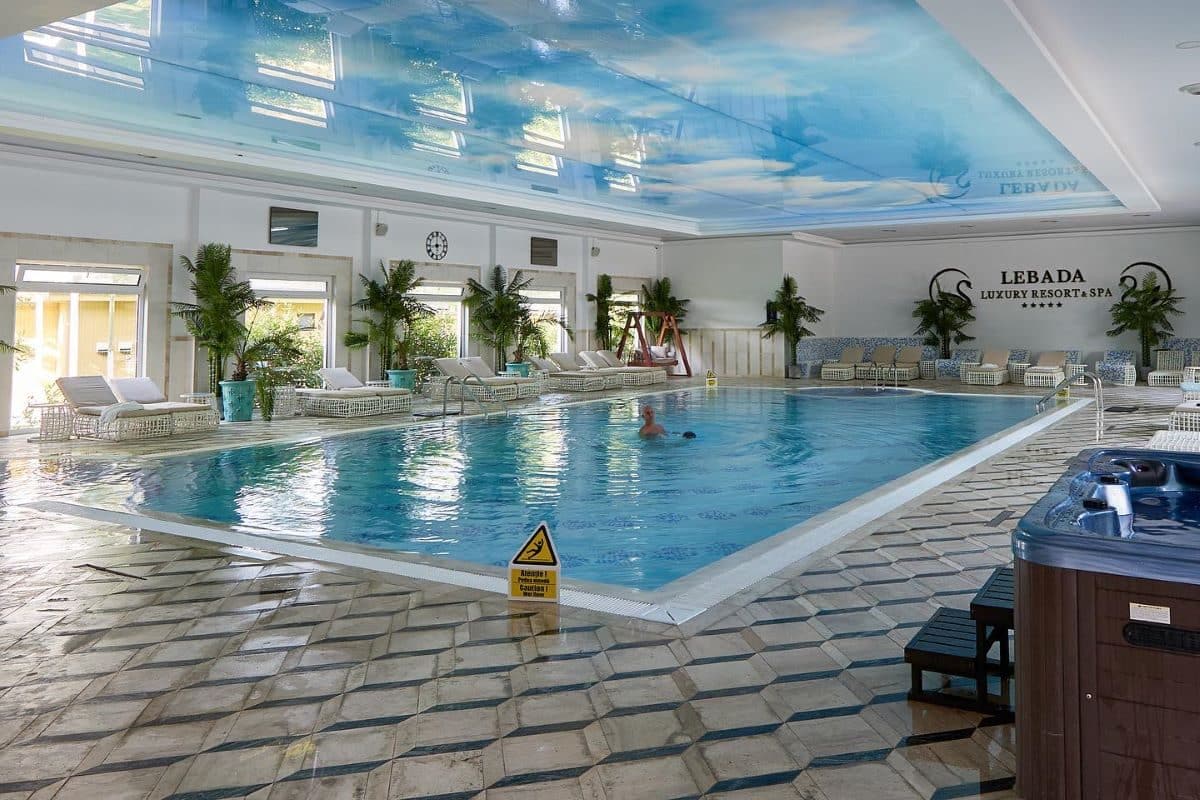 piscina interioară luxoasă a unei locații spa din România