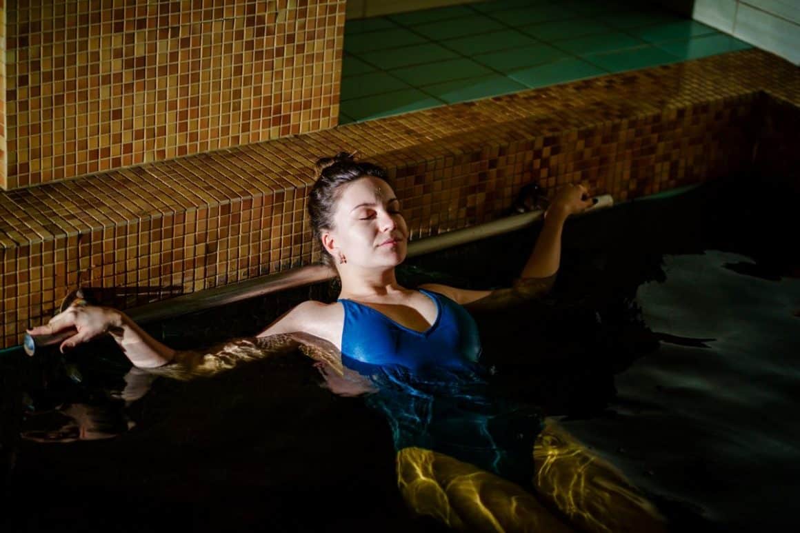 o femeie se relaxează în iscina unui spa din românia