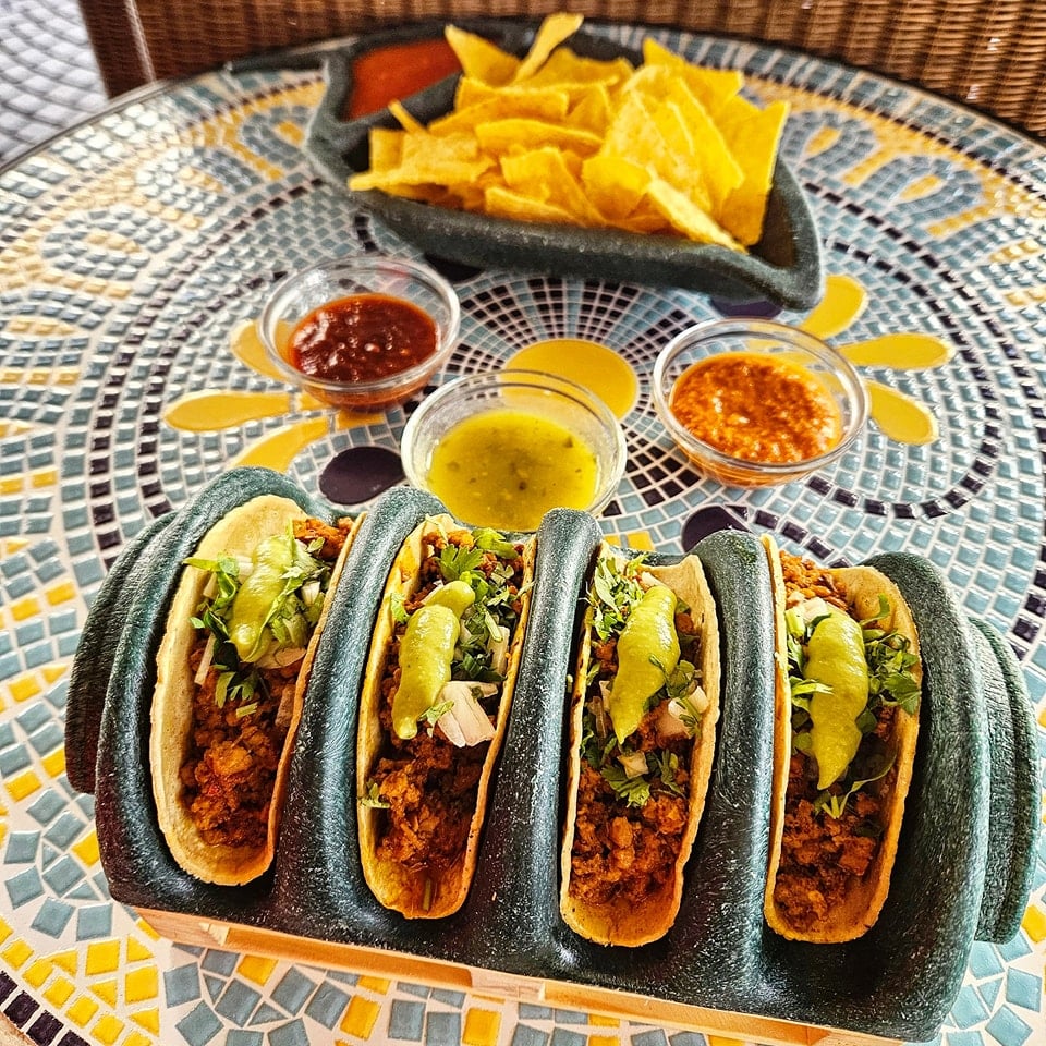 4 tacos de la Taqueria El Torito, pe o masa cu model mexican. Tacos București