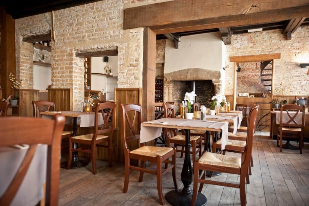 interiorul restaurantului poules moules din Bruges, cu decor clasic, cu mobilier de lemn. De mâncat în Bruges