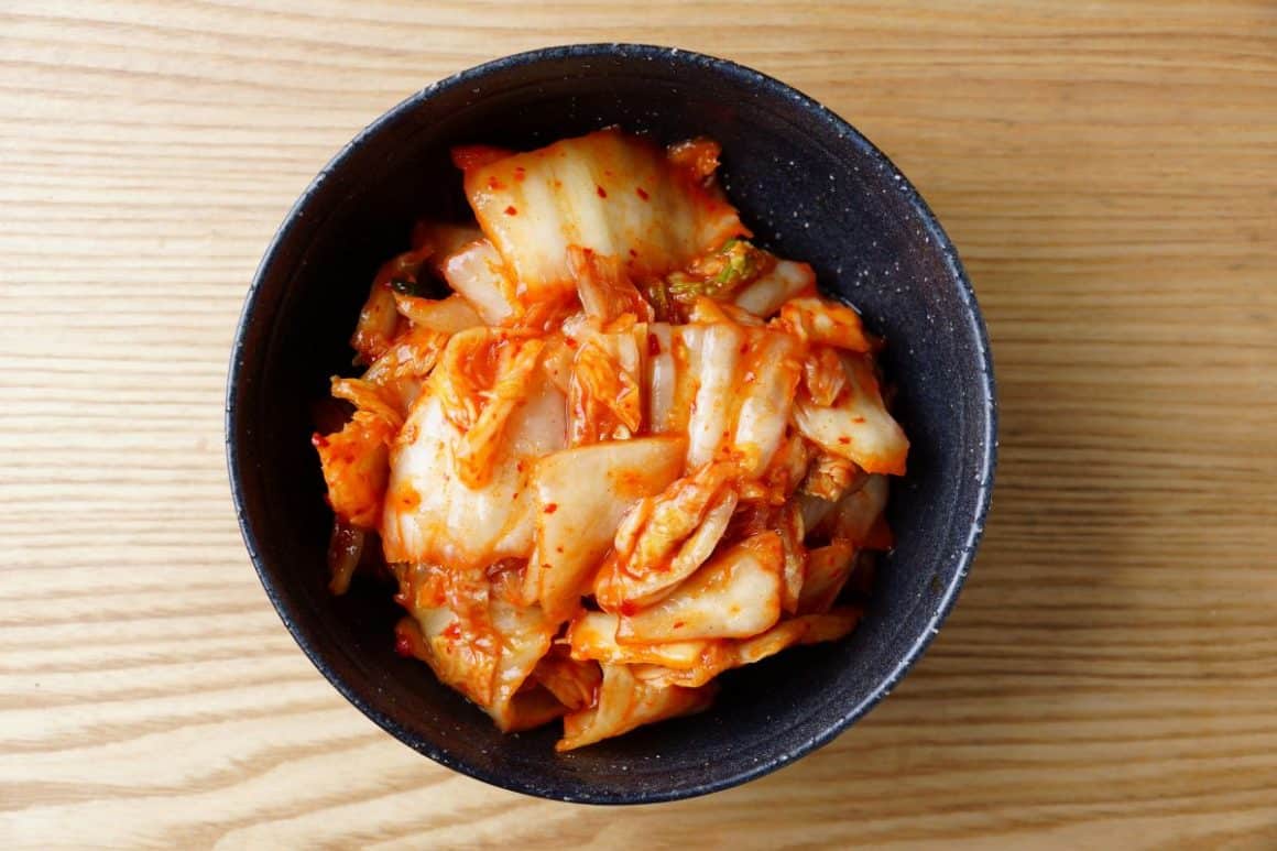 un bol negru de kimchi