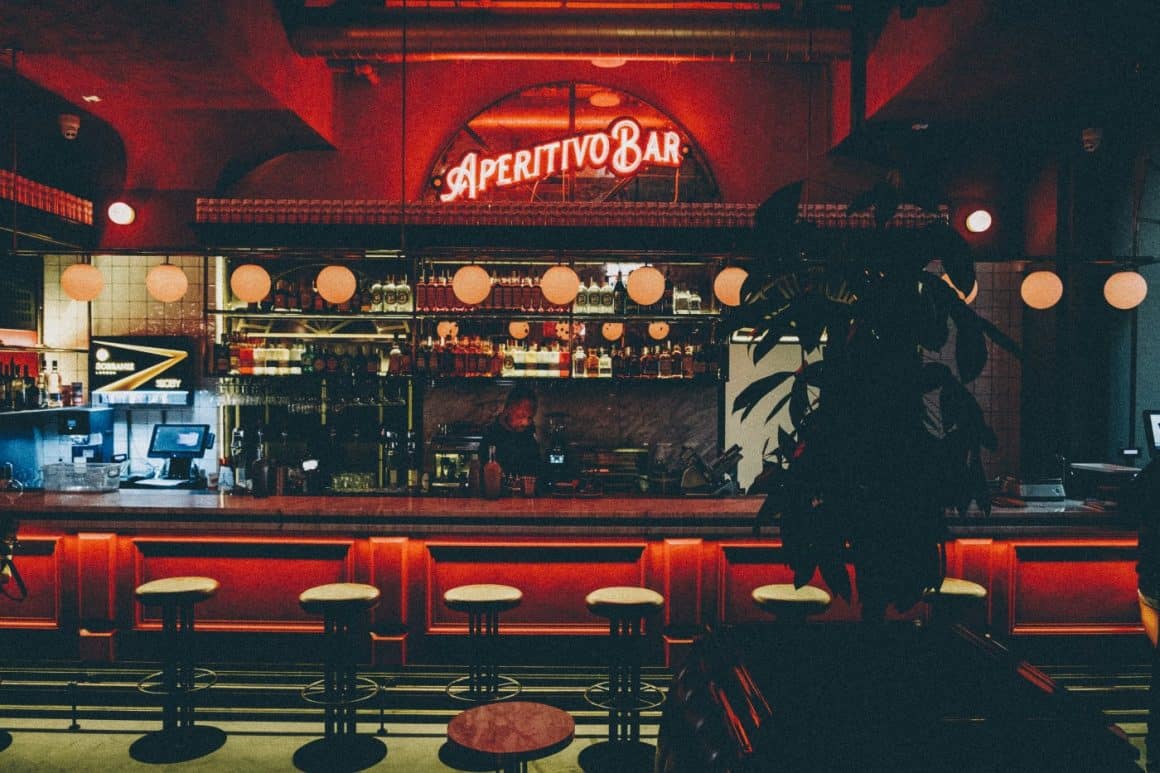 imagine din interiorul Negroni Aperitivo Bar București, cu lumina difuza si decorat cu mult rosu