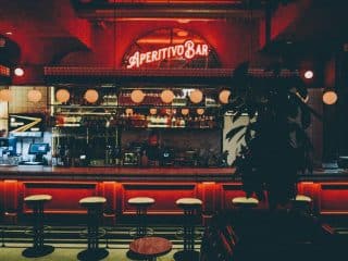NEGRONI Aperitivo Bar pictează orașul în roșu și seduce cu un nou tip de experiență