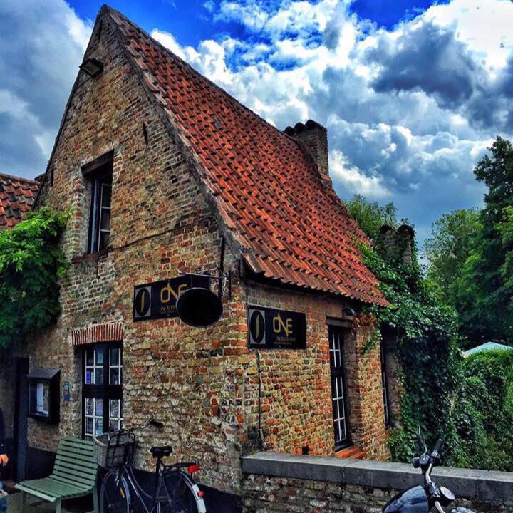 restaurantului One din Bruges, cu aspect medieval, facut din caramida rosie. De mâncat în Bruges
