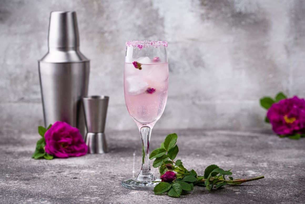 Pink cocktail with champagne and rose syrup. Alcool infuzat