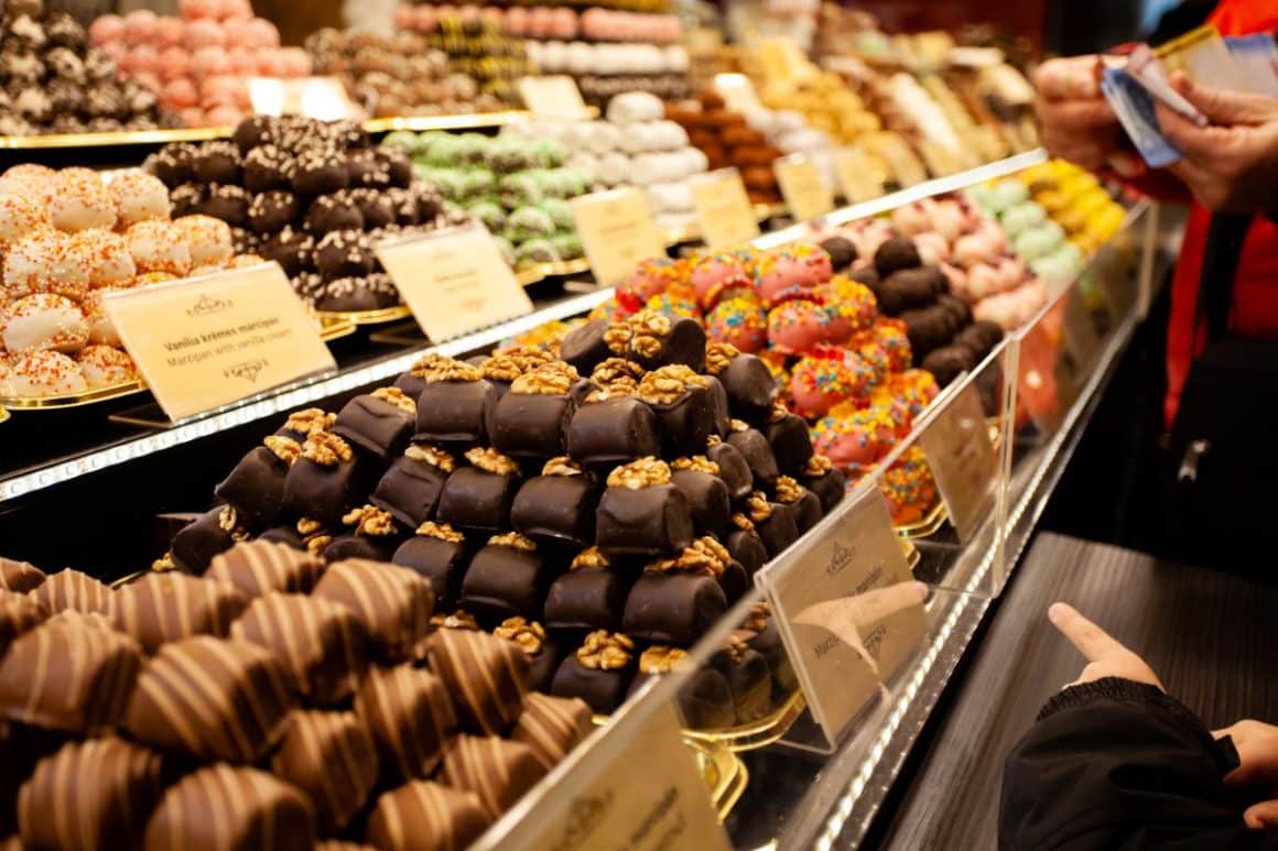 un stand cu multe bomboane de ciocolata dintr-o ciocolaterie din Bruges. 