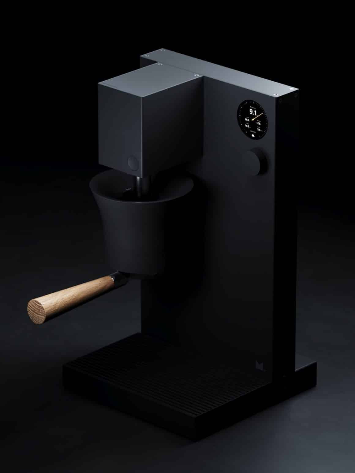 un esspresor negru, cu portafiltru cu mâner de lemn