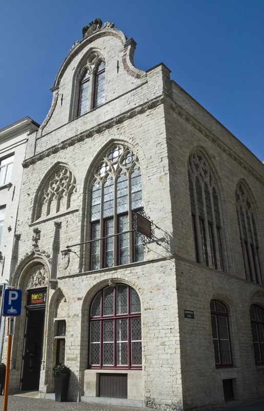 o clădire tipic flamandă cu intrarea în muzeul caftofilor prăjiți din bruges