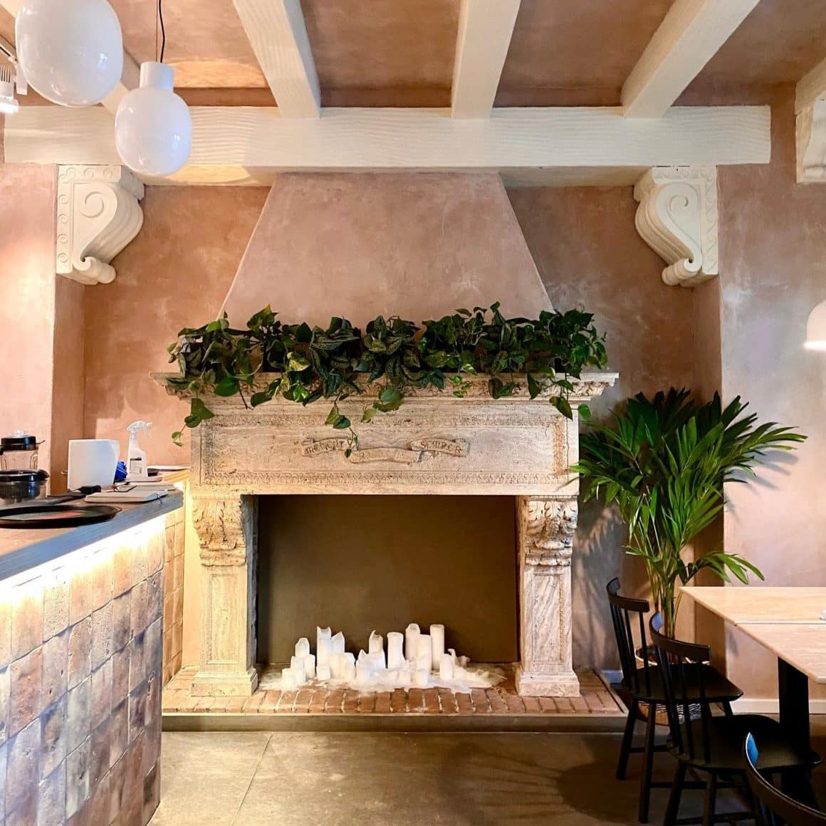 semineu cu lumanari din Le Bab Charles de Gaulle. Restaurante cozy din București