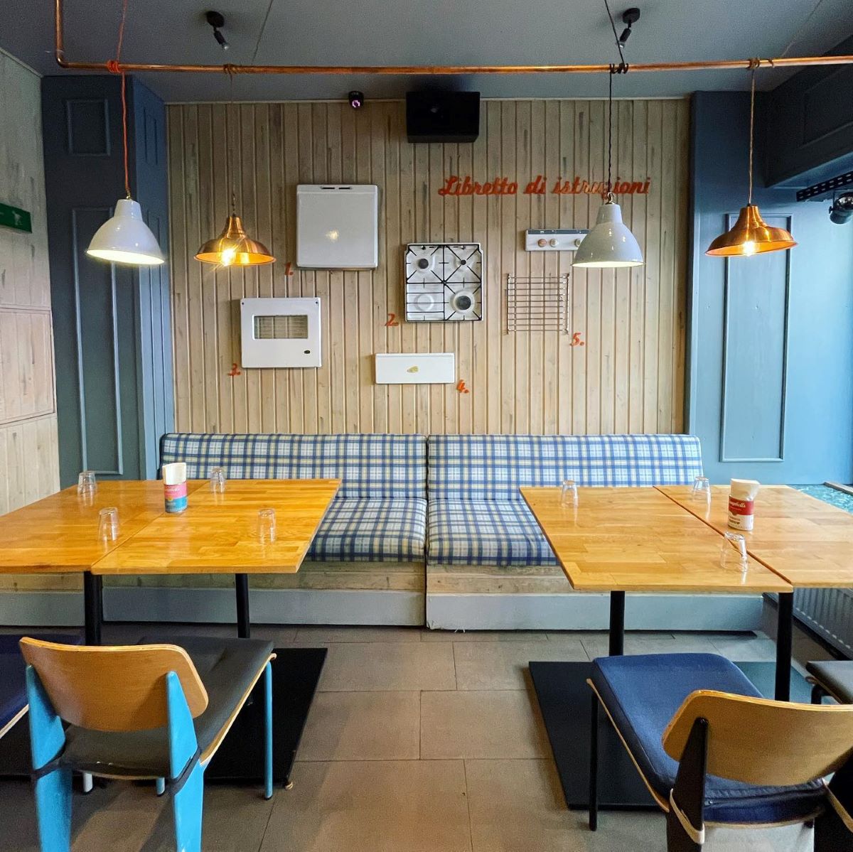 interiorul unui bar cu două canapele, două mese de lemn și două fotolii de restaurant