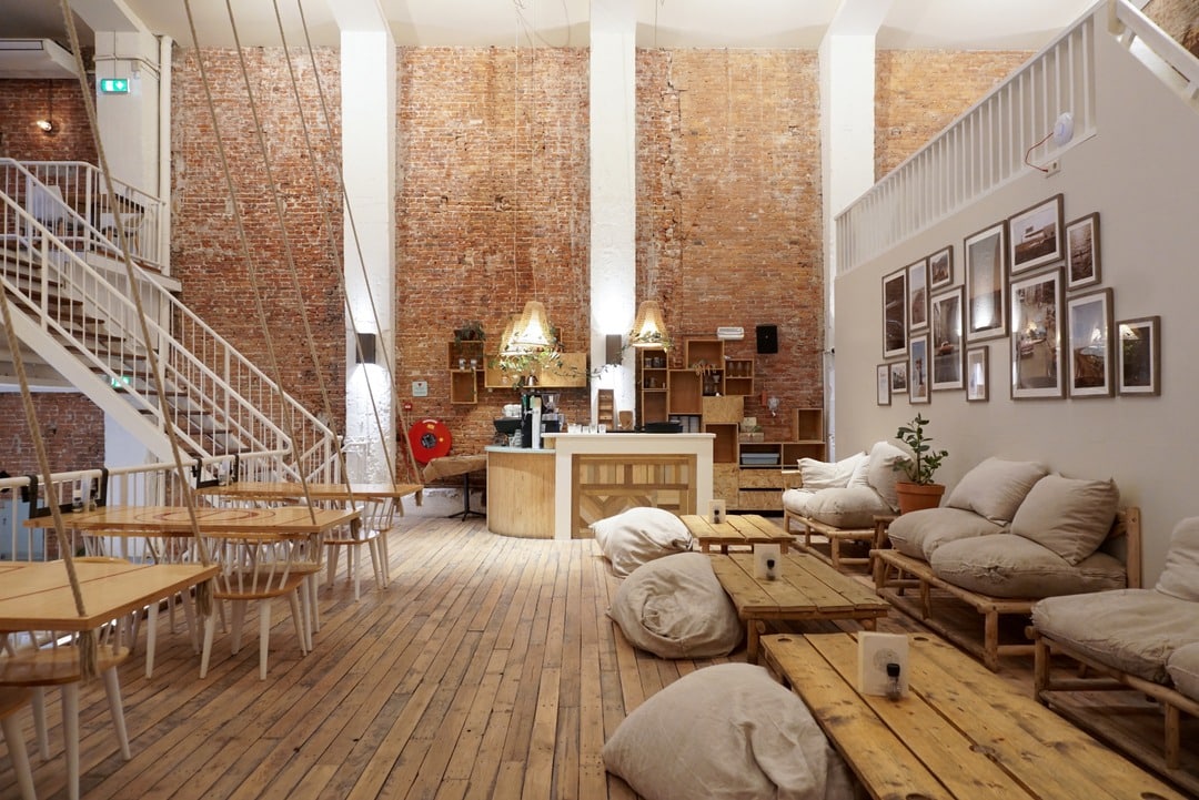 decorul din lemn masiv și cărămidă aparentă din interiorul unei cafenele din amsterdam