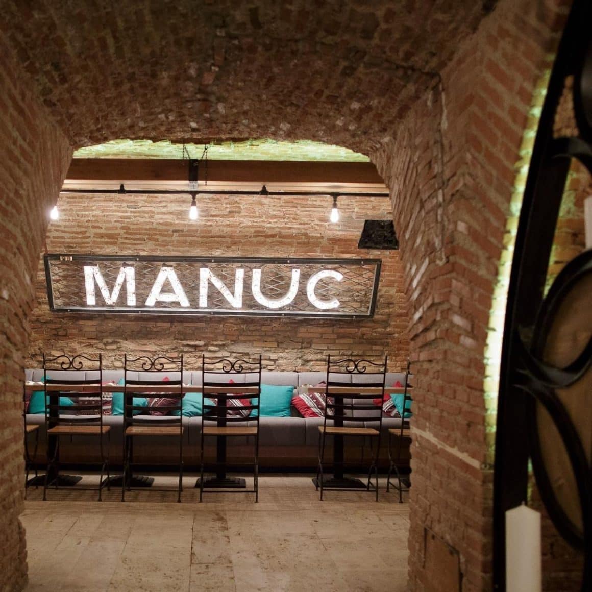 sala de mese din crama de la Hanul lui Manuc, restaurante românești din București