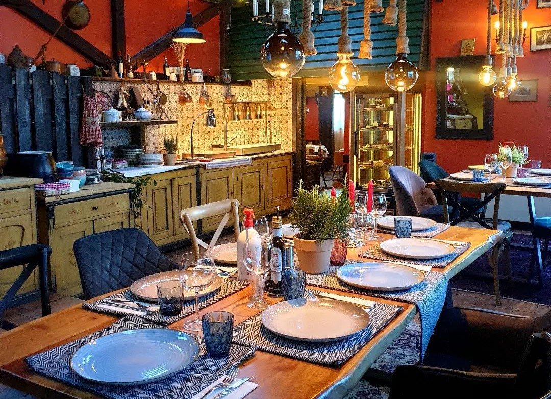 masa la White Horse Pub & Restaurant, amenajat rustic, unul din restaurante cozy din București
