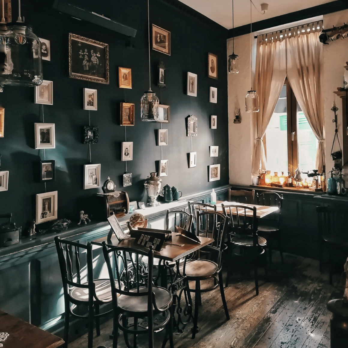decorul clasic al uni restaurant, cu scaune thonnet și multe tablouri mici agățate pe pereți