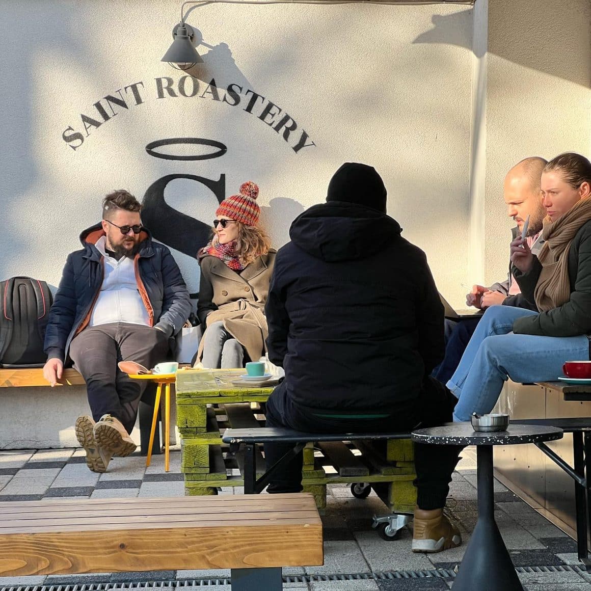 oameni beau cafea pe teresa cafenelei Saint Roastery 