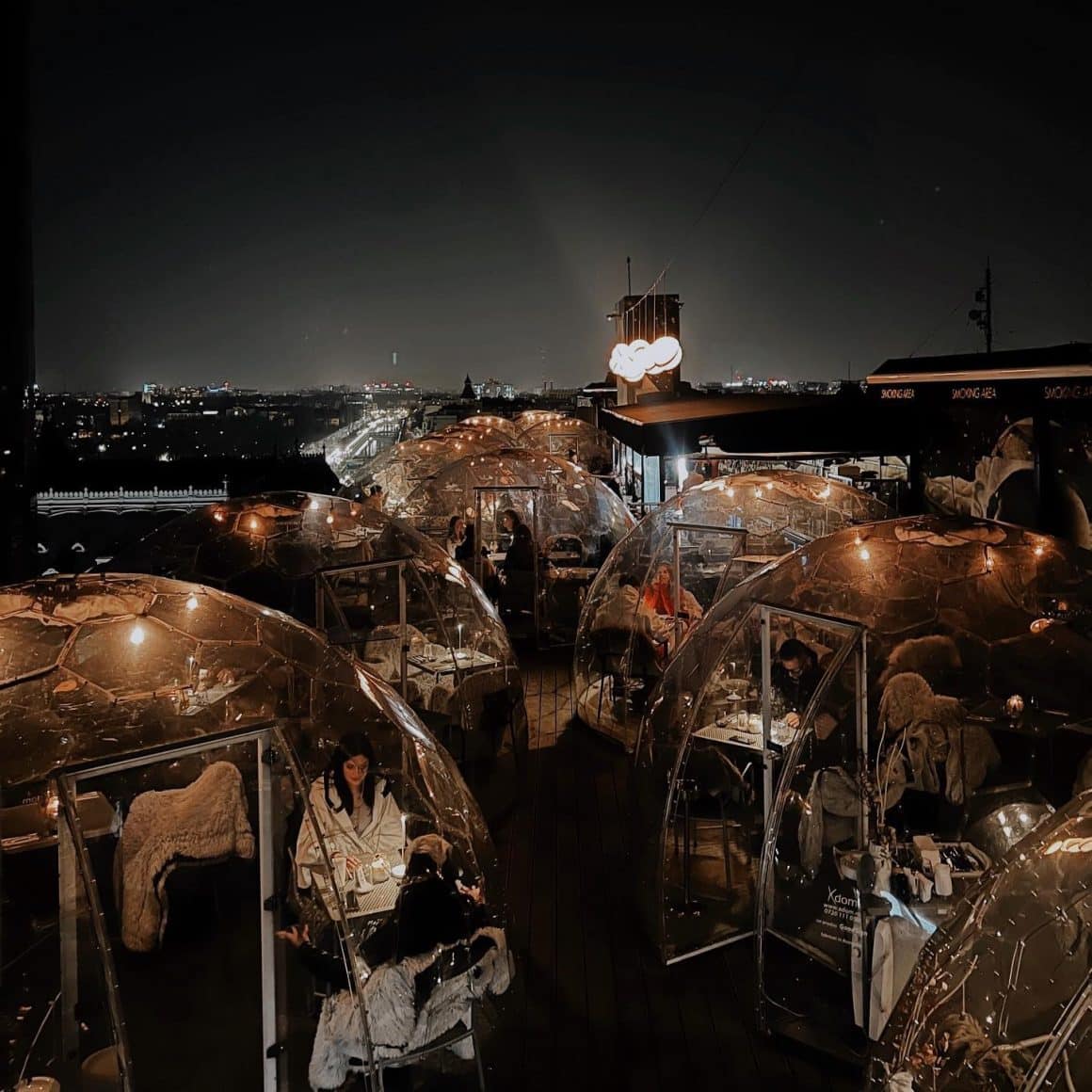 oameni iau cina in igluurile de la Linea closer to the Moon, unul din rerstaurante cozy din București