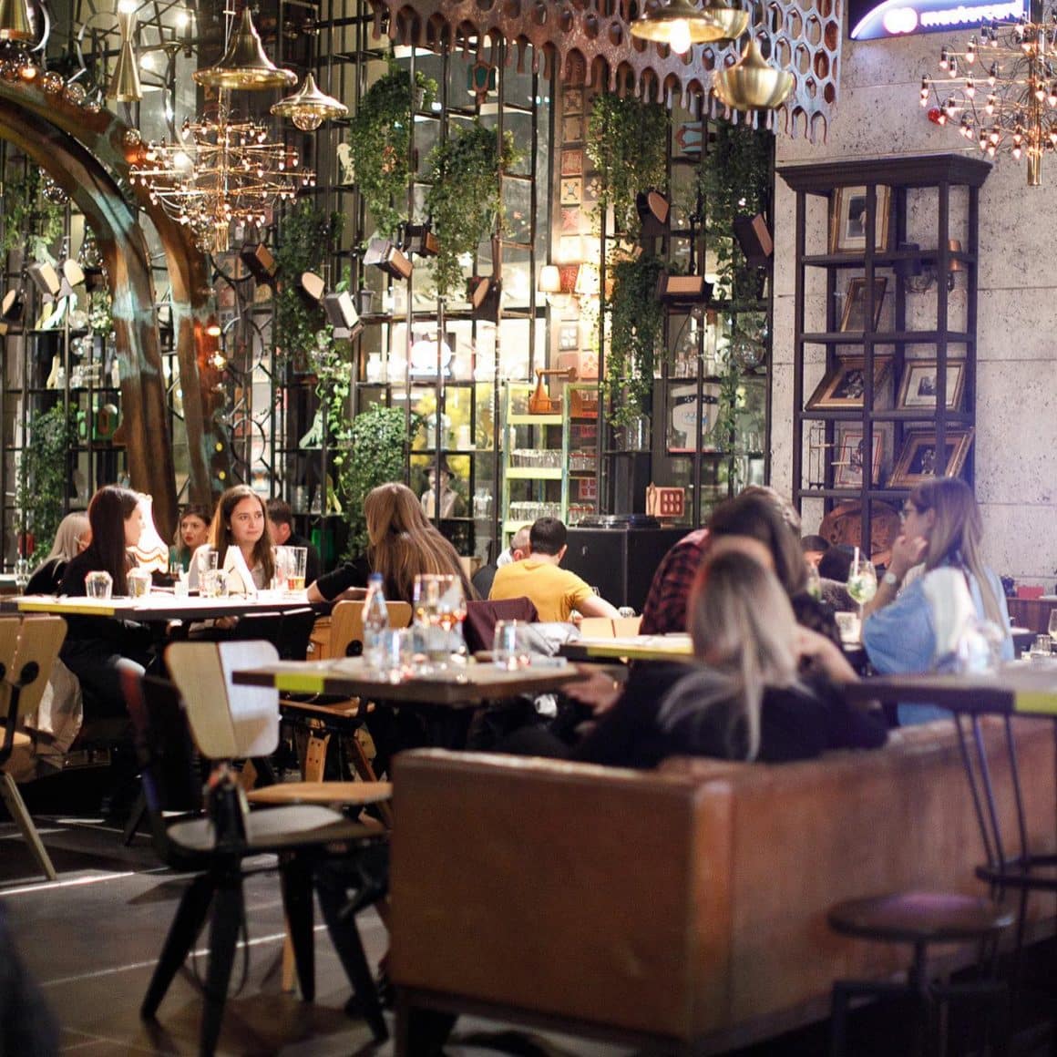 oameni iau cina in restaurant Biutiful Downtown din București