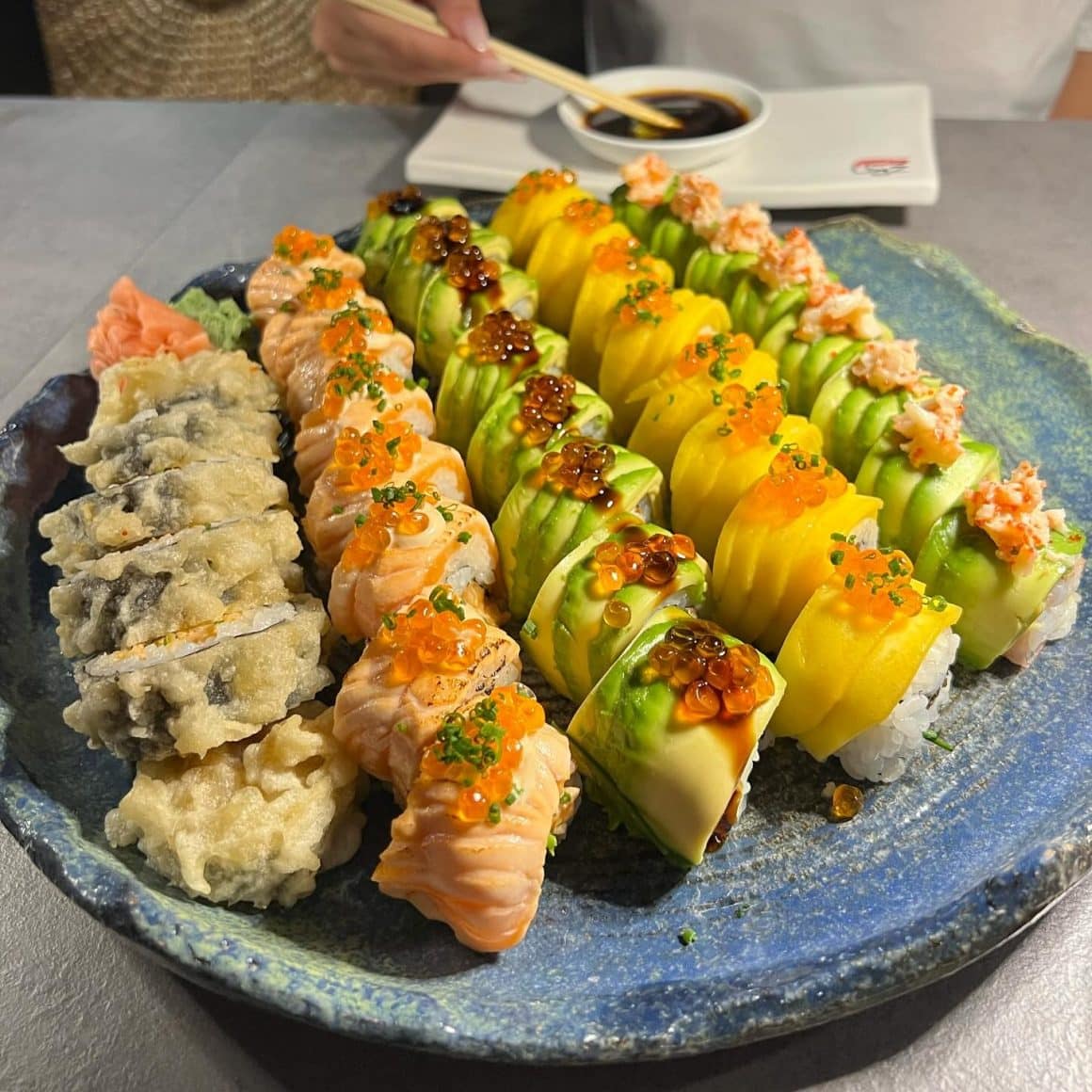 platou cu mai multe tipuri de sushi la Zen Susgi - restaurante japoneze București